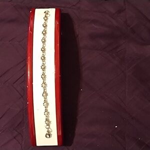 7 1/2 inch Daisy design Goldtone and White Enamel Bracelet